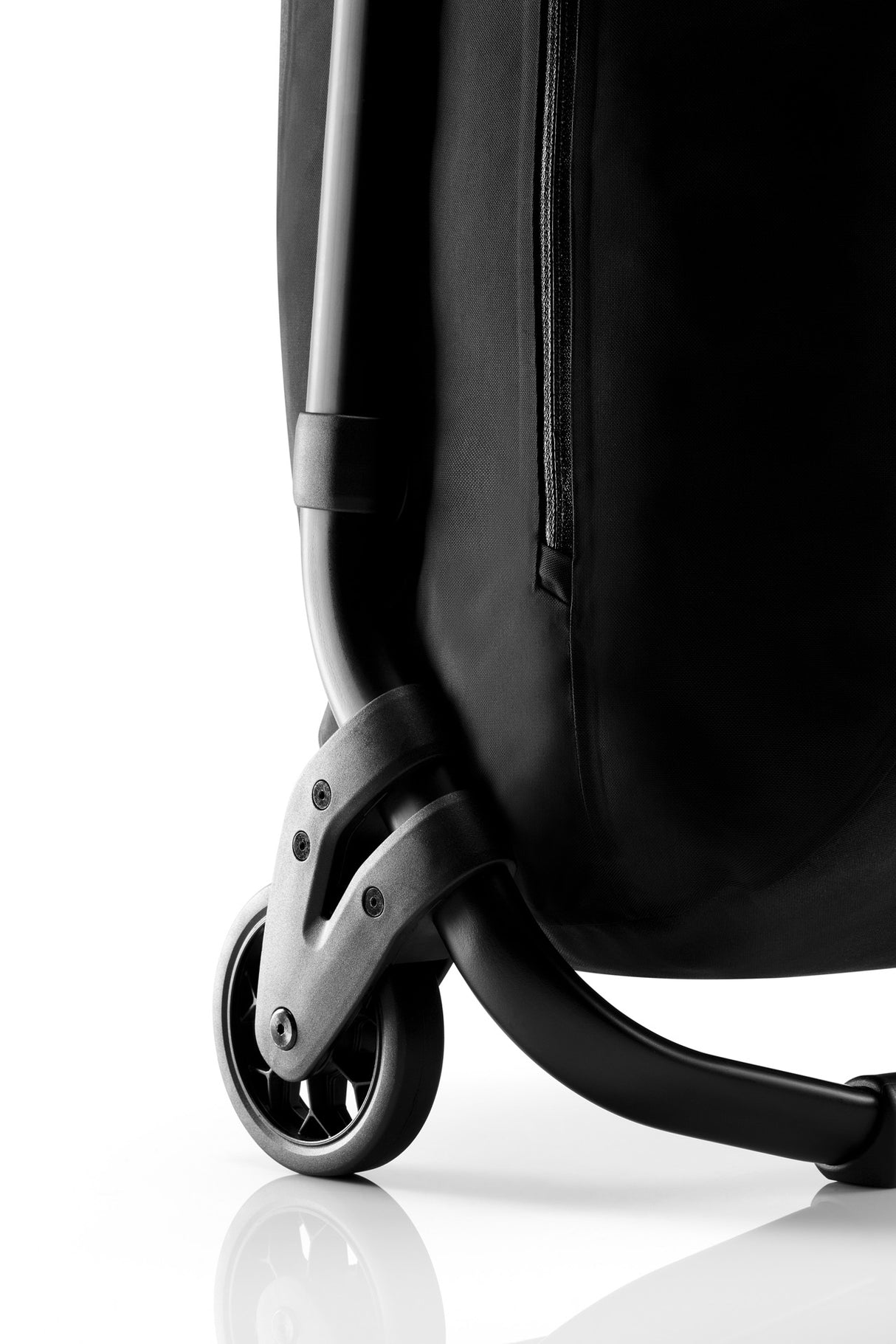 V110-Rolling-Carrier-Duffle-Wheel-Detail5b1fe9c6c7101